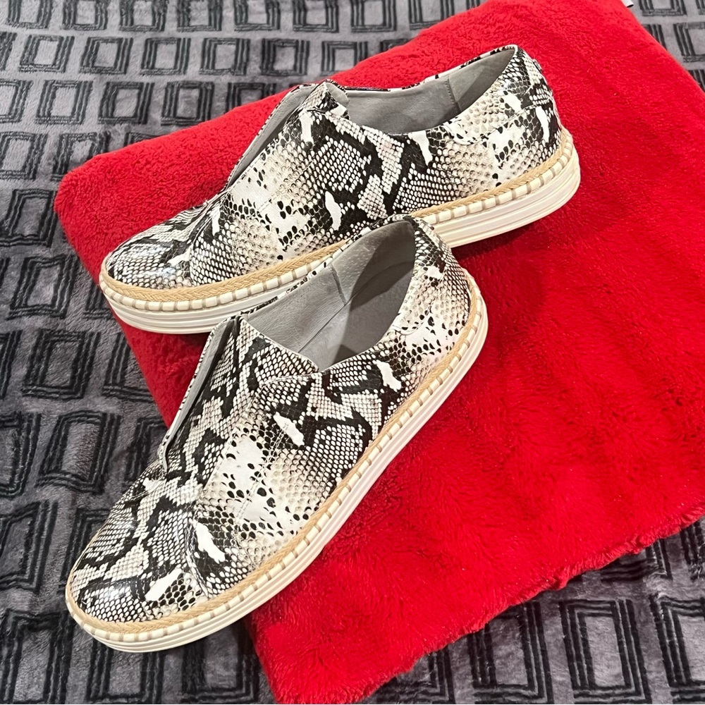 J-Slides Womens Snake Skin Print Slip-On Sneakers Black & White Faux Leather